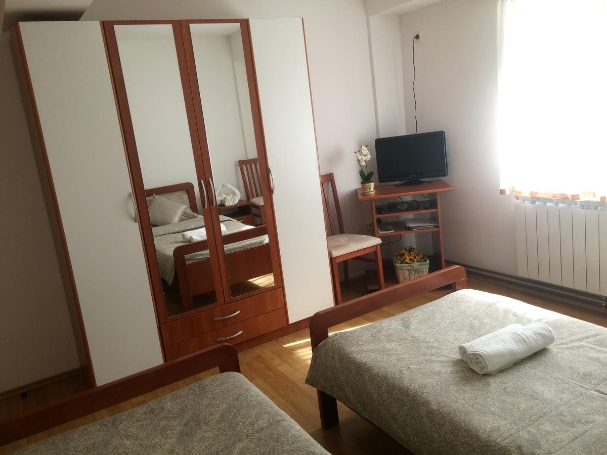 Guest House Domig Licko Lesce Esterno foto